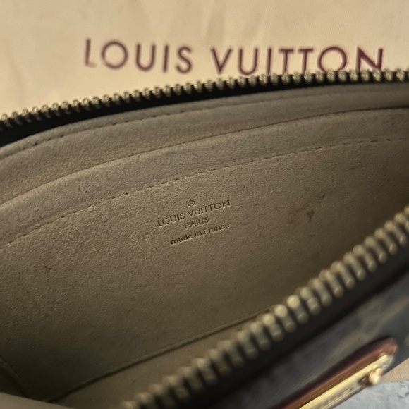Louis Vuitton LV purse ( great condition ) - Picture 4 of 12